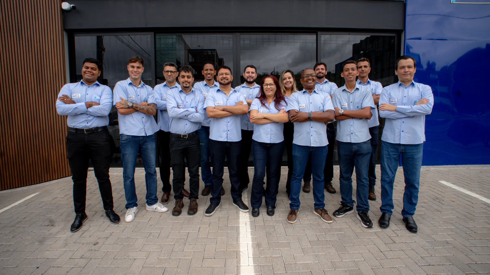 Equipe da S.TEL Tecnologia em frente à sede